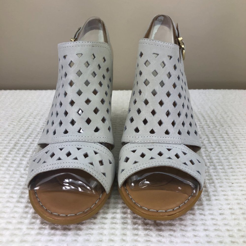 NEW! BORN light gray laser cut leather sandal heels SZ 7 - Picture 2 of 8